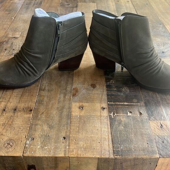 BareTraps
Womens Reid Ankle Round Toe Booties Green 9.5 Medium - Picture 5 of 6